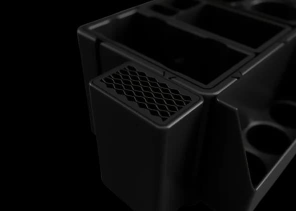 Dettaglio ravvicinato di un portacoltelli ModuloX con sponda traforata a texture romboidale, stampato in 3D